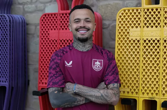 Premier League -Burnley køber Quilindschy Hartman