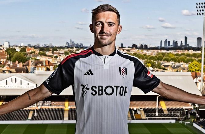 Premier League -Bekræftet: Fulham køber Leicester-back