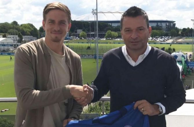 Bundesliga -Schalke henter venstreback i Frankfurt