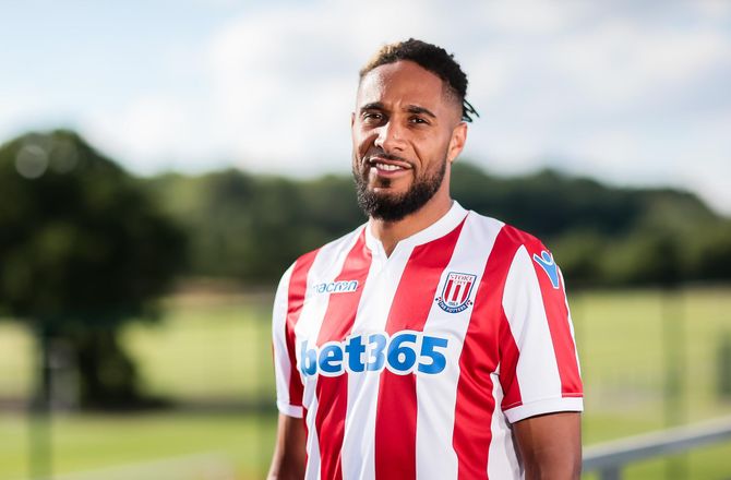 England -Everton sender Ashley Williams til Stoke