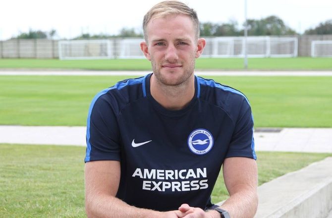 Premier League -Brighton køber 22-årig forsvarer i League One