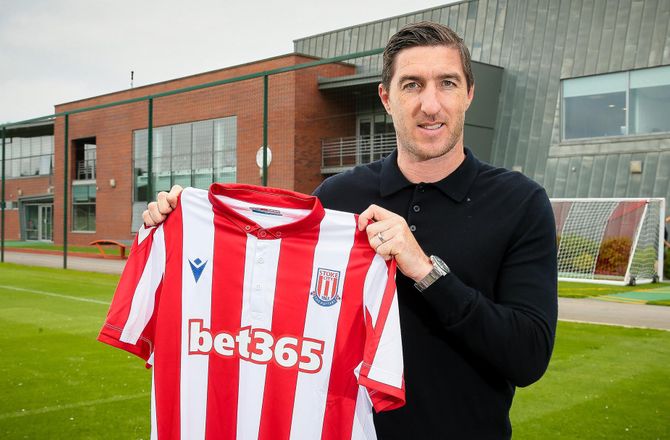 Championship -Rutineret Burnley-back rykker til Stoke