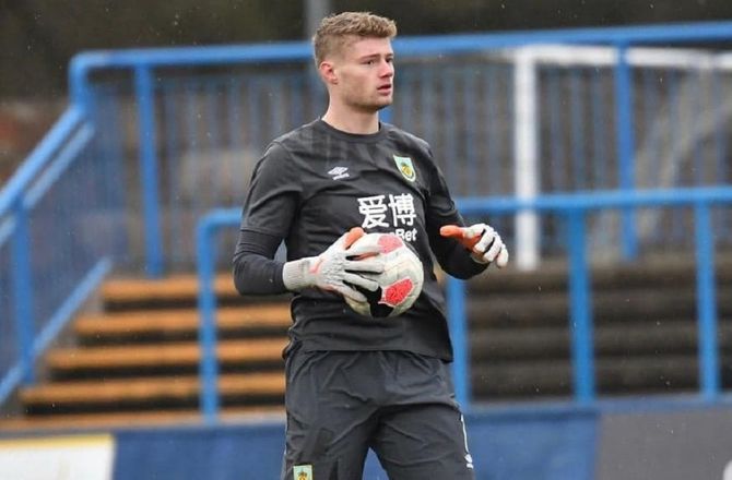 1. Deild -Burnley sender dansk keeper til Island