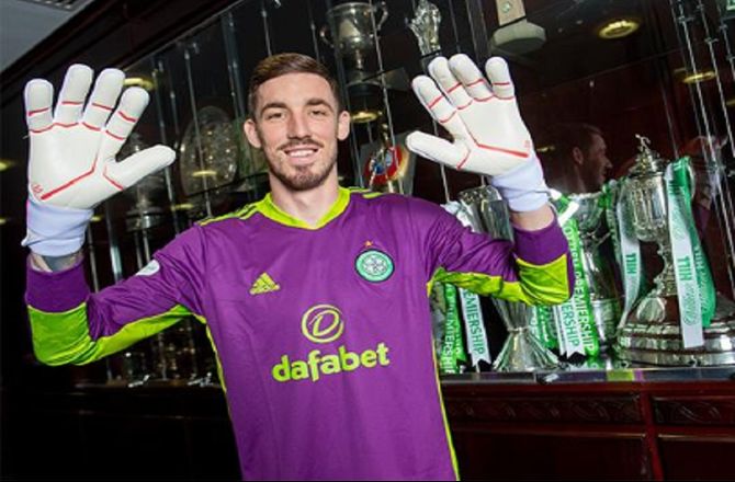 International -Celtic henter AEK-målmand
