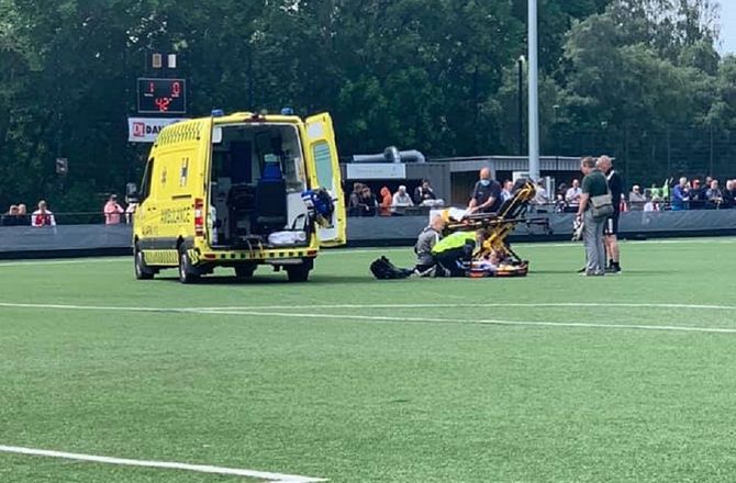 Danmarksserien -Grim skade: GVI-spiller hentet af ambulance