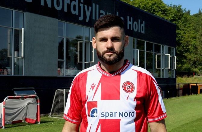 International -Officielt: AaB køber serbisk ligatopscorer