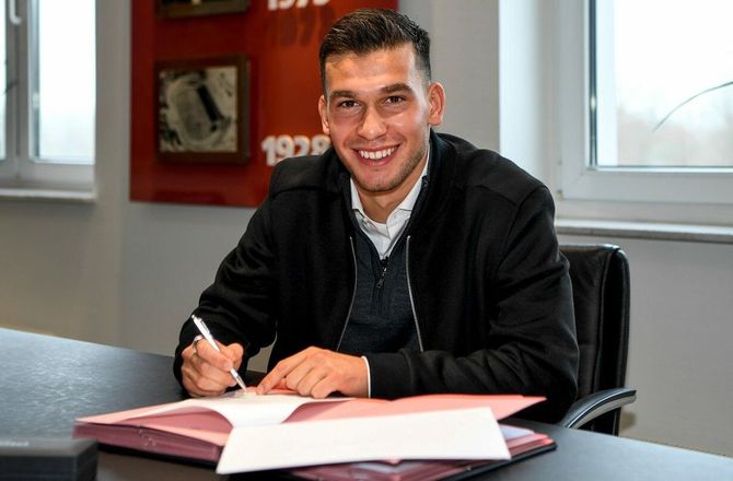 Schalke 04 -Schalke binder talentfuld kantspiller til 2025