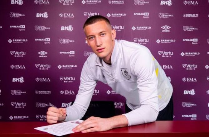 Championship -Burnley handler for 13. gang: Henter keeper i PSG