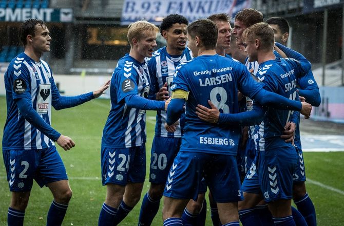 Oddset Pokalen -Hattrick på frispark i Esbjerg-storsejr efter chokstart