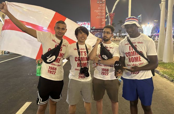 VM -bold.dk i Qatar: Englændere kritiserer virale videoer med falske fans