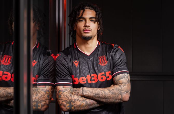 Championship -Stoke lejer hollandsk back i Wolves