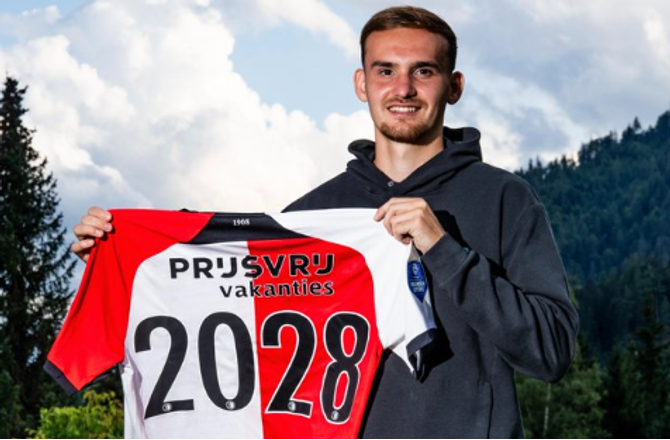Æresdivisionen -Priskes Feyenoord giver ekstra år til stopper