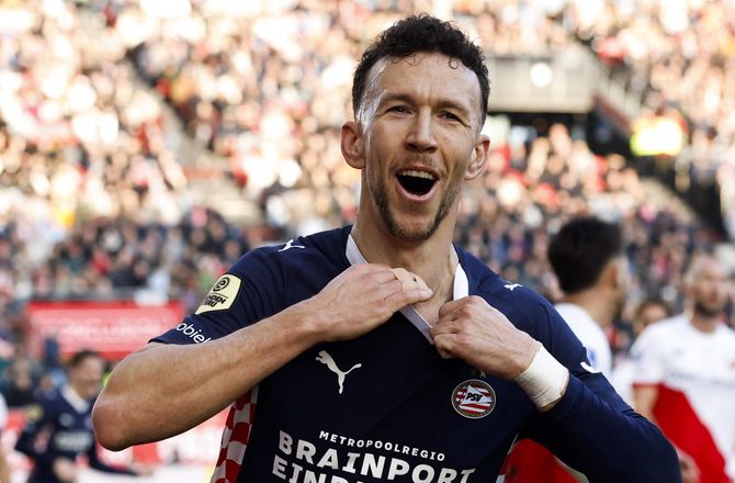 Æresdivisionen -PSV fortsatte kursen mod mesterskabet