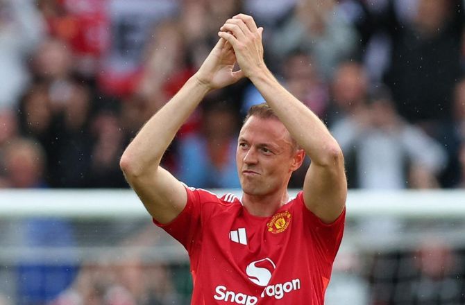Premier League -Carricks fem United-assistenter forlænger