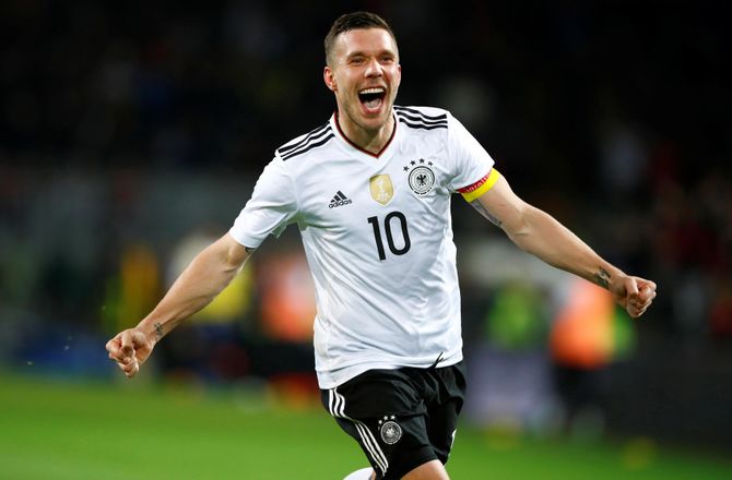 Ekstraklasa -Podolski køber klub og stopper karrieren