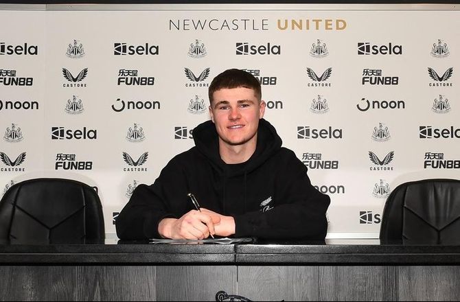 Premier League -Efter debut i Premier League: Newcastle belønner back