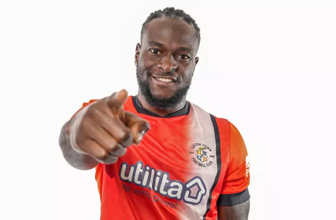 Championship -Luton overrasker: Skriver kontrakt med Victor Moses