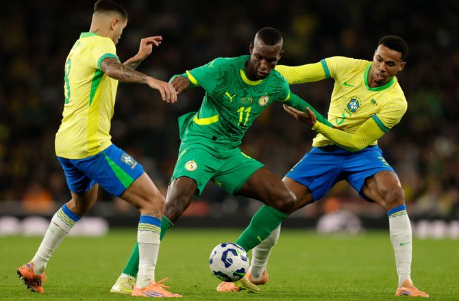 Venskabskampe -Estevão og Casemiro brød vild Senegal-stime