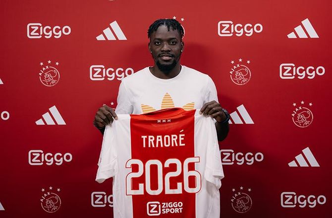 Æresdivisionen -Ajax skriver med gratis Bertrand Traore