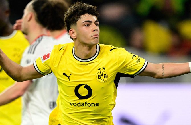 Bundesliga -Dortmund giver ny kontrakt til 18-årig komet