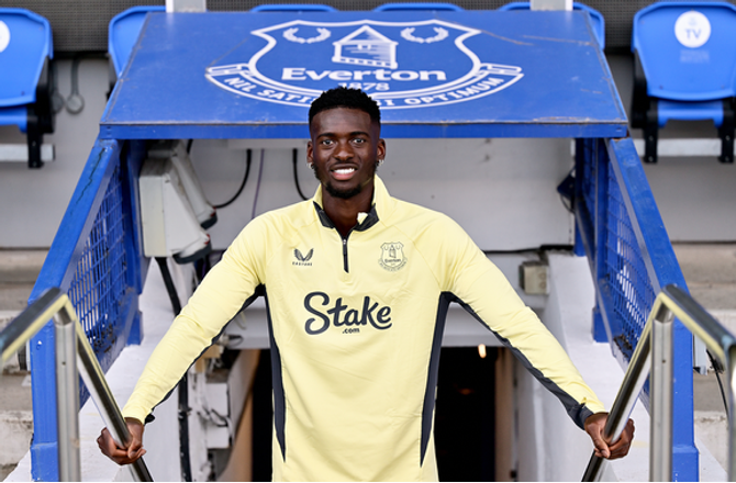 Premier League -Everton køber midtbanespiller i Aston Villa