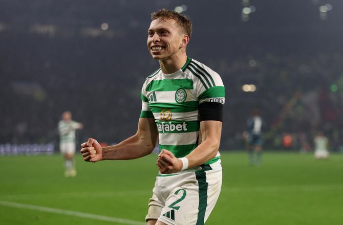 Premiership -Johnston om Celtic-træner: Byg en statue af ham