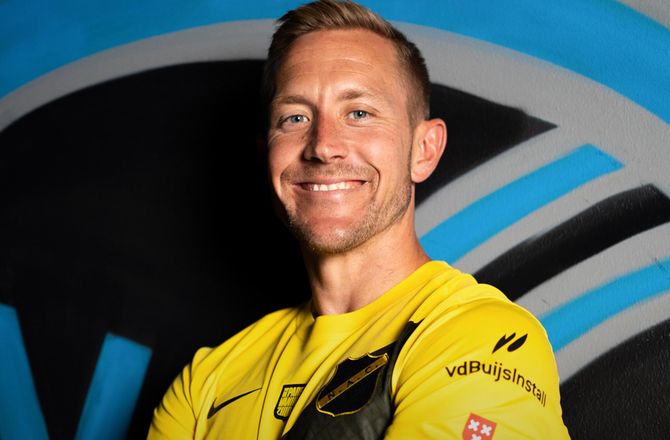 Æresdivisionen -Lewis Holtby fortsætter i Æresdivisionen