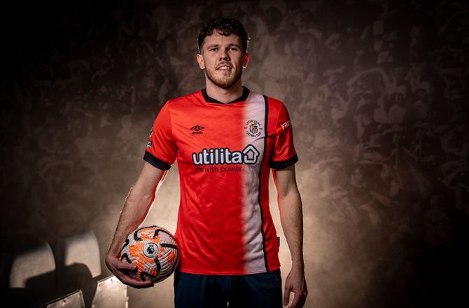 Premier League -Luton køber og udlejer forsvarsspiller 