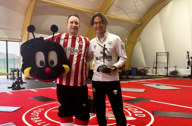 Premier League -bold.dk i nye klæder: Se Brentford-maskot overraske Thomas Frank