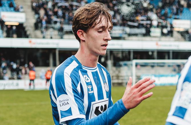 Betinia Liga -Esbjerg forlænger med Noah Strandby