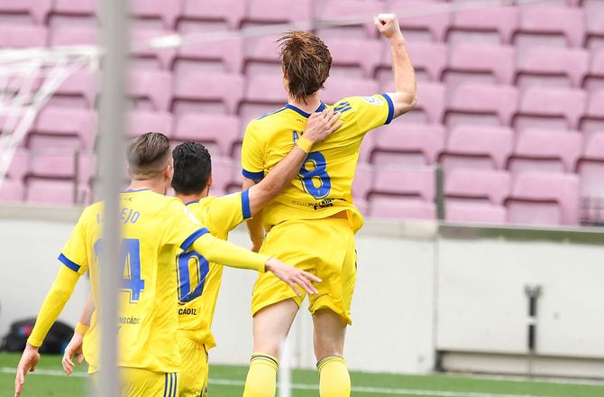 La Liga -Jens Jønssons Cadiz forstærker sig med to