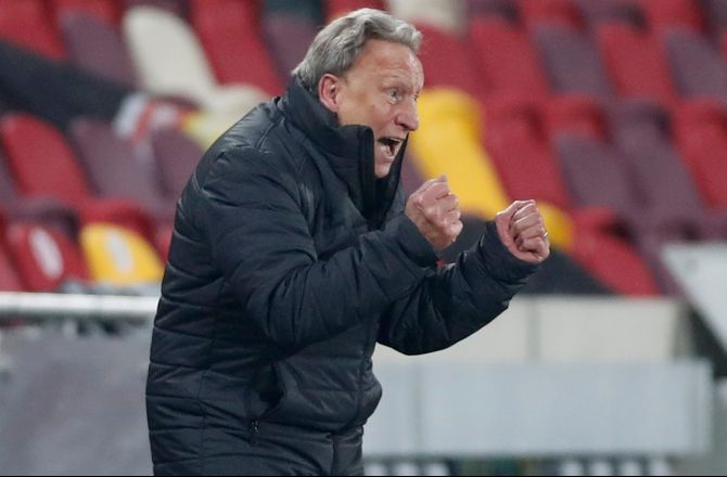 6. Division -Medie: 75-årig Warnock lander nyt job