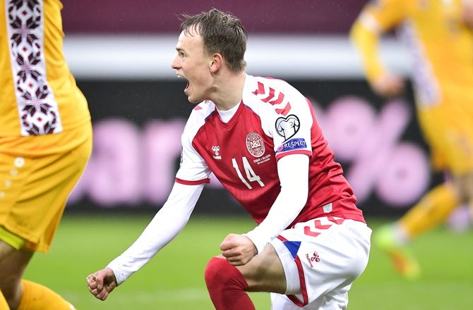 Danmark -Karakterer: Stærke Skov Olsen og Damsgaard