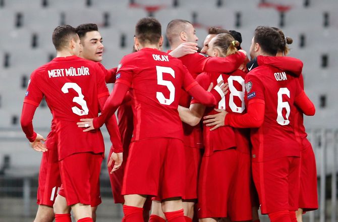 VM -Skuffet tyrkisk back: Lukkede nemme mål ind