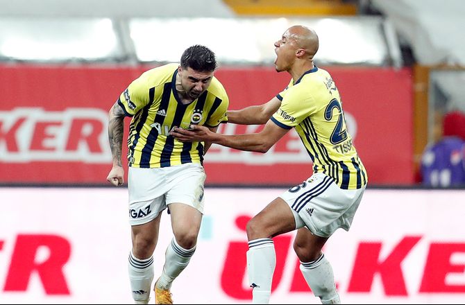 Super Lig -Fenerbahce holdt presset på Besiktas