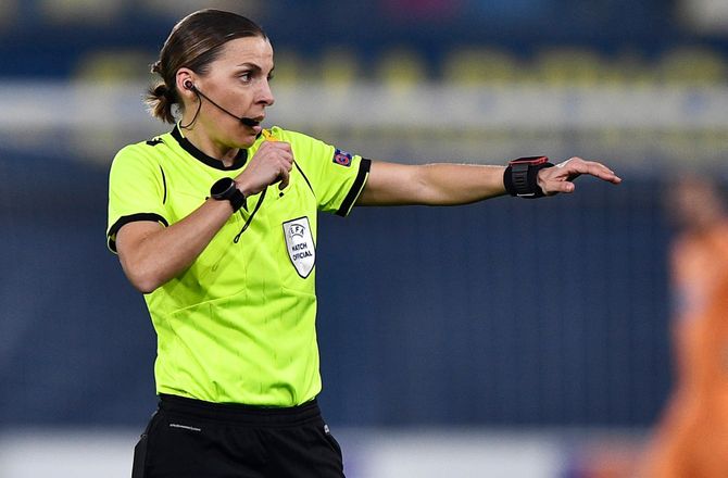EM -Historisk: Kvindelig dommer skal med til EM