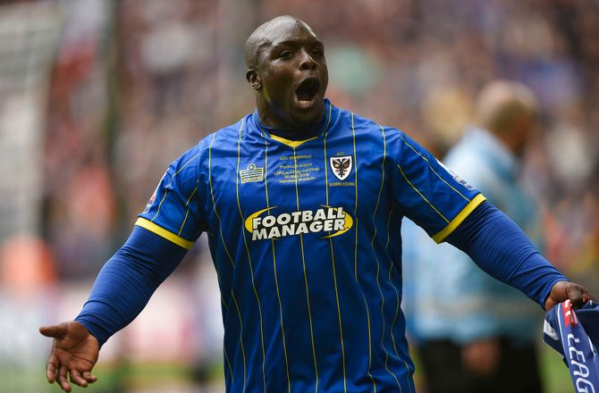 Wycombe -39-årige Akinfenwa tager et år til i Wycombe