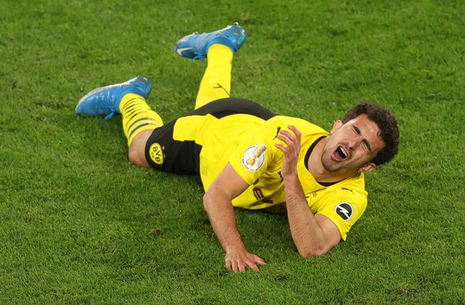 Bundesliga -Uheldig Dortmund-back er blevet opereret: Ude måneder