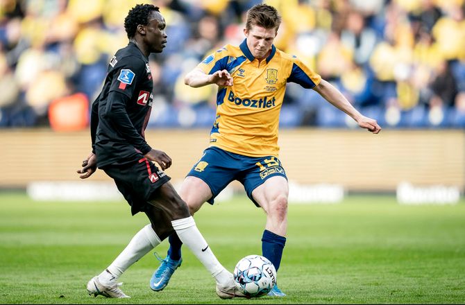 International -Chelsea i top fire: Stor gave til dansk fodbold