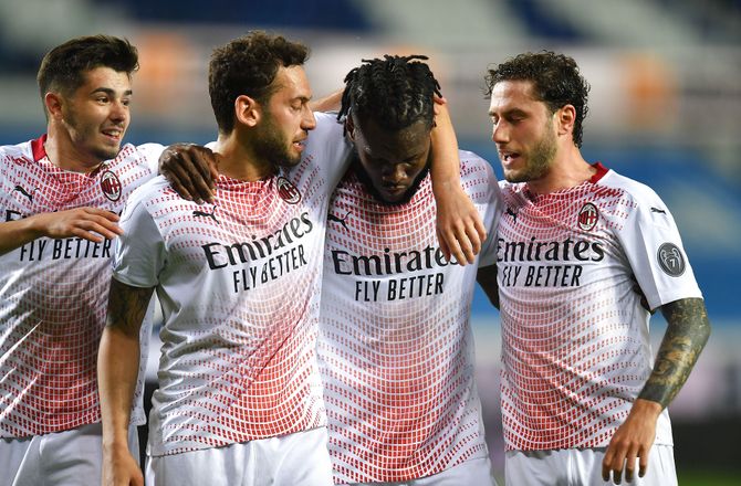 Serie A -AC Milan sælger specialtrøje i Ukraine-støtte