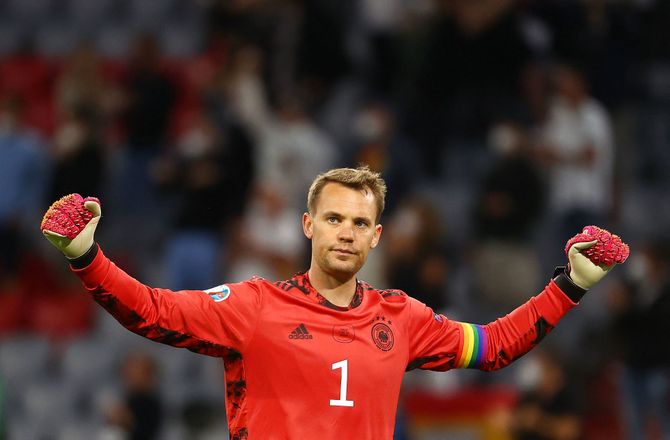 EM -England og Tyskland bærer regnbue-armbind