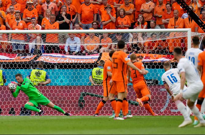 Holland -Hollandsk veteran takker af på landsholdet