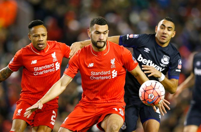 International -Tidligere Spurs- og Liverpool-stopper tager en tørn i Wigan