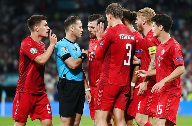 EM -Jannik V. kritiserer fans: Laser på Schmeichel 