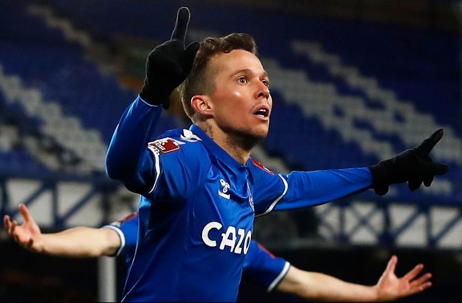 International -Everton sender Bernard til Emiraterne
