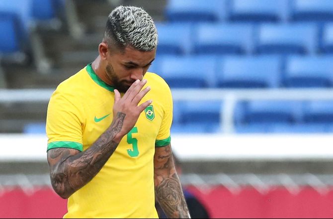 OL -Brasiliansk nedtur efter rødt til Douglas Luiz