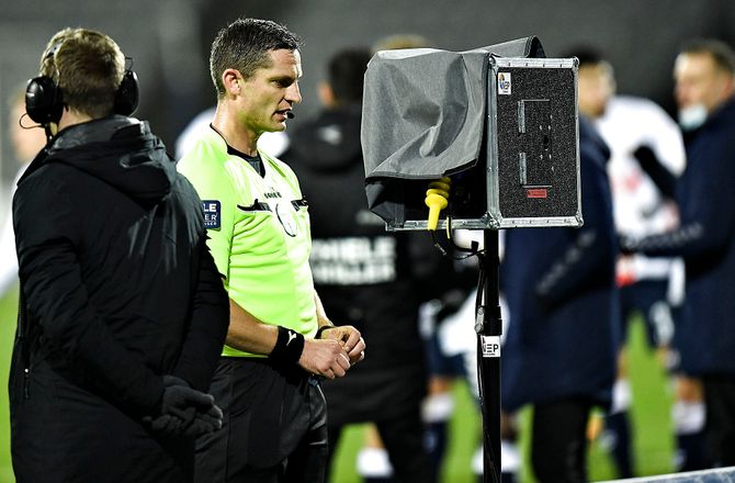 3F Superliga -Anders Poulsen fløjter midtjysk derby