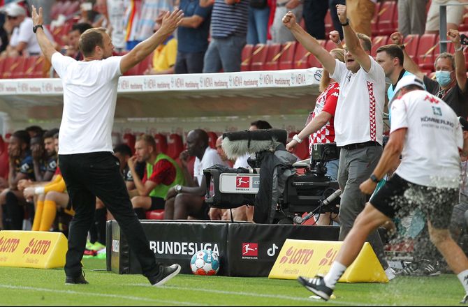 Bundesliga -Bo Svensson roser sin anfører efter chok-sejr
