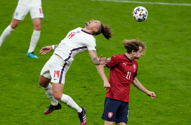 International -West Ham tilføjer alsidig tjekke til truppen