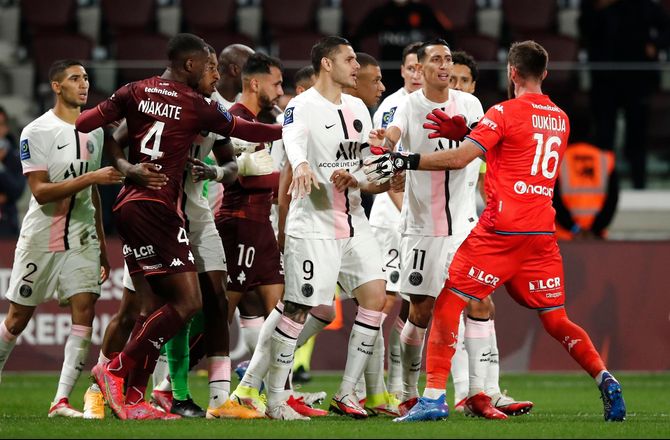 Ligue 1 -Metz-talent fløjet til hospital efter brand på natklub